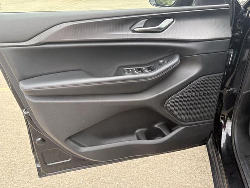 Diamond Black Crystal Pearlcoat 2023 Jeep Grand Cherokee L Altitude