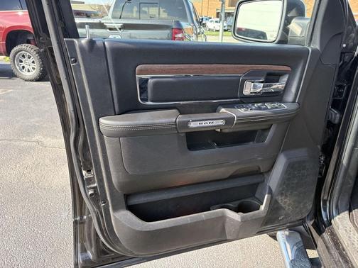 Brilliant Black Crystal Pearlcoat 2017 RAM 1500 Laramie