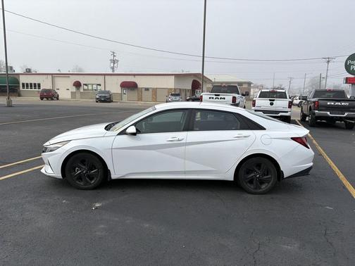 2022 Hyundai ELANTRA SEL
