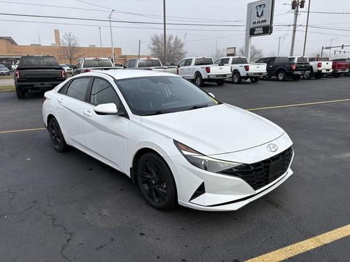 2022 Hyundai ELANTRA SEL