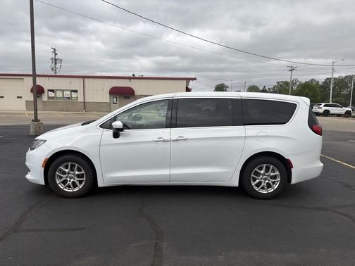 Bright White Clearcoat 2022 Chrysler Voyager LX