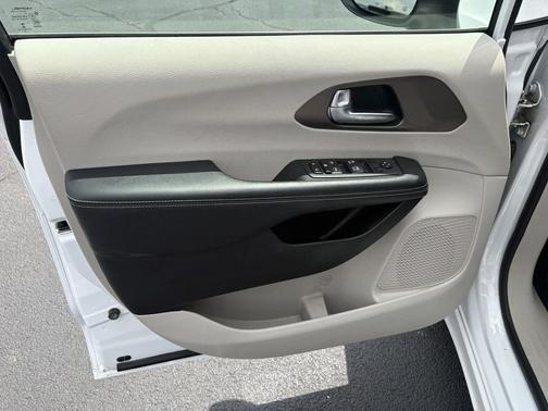 Bright White Clearcoat 2022 Chrysler Voyager LX