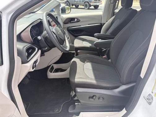 Bright White Clearcoat 2022 Chrysler Voyager LX