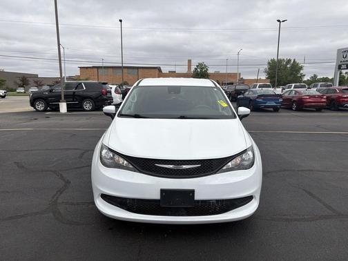 Bright White Clearcoat 2022 Chrysler Voyager LX