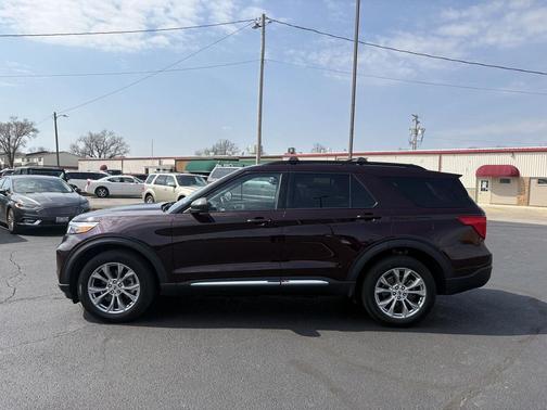 Jewel Red Metallic Tinted Clearcoat 2022 Ford Explorer XLT