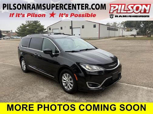 Brilliant Black Crystal Pearlcoat 2019 Chrysler Pacifica Touring L
