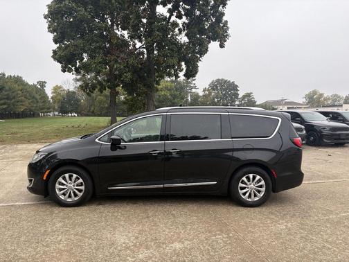 Brilliant Black Crystal Pearlcoat 2019 Chrysler Pacifica Touring L