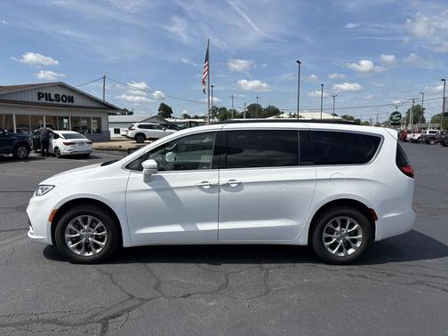 Bright White Clearcoat 2022 Chrysler Pacifica Touring L