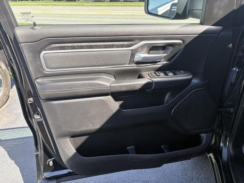 Diamond Black Crystal Pearlcoat 2022 RAM 1500 Big Horn/Lone Star