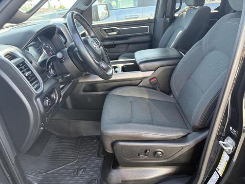 Diamond Black Crystal Pearlcoat 2022 RAM 1500 Big Horn/Lone Star