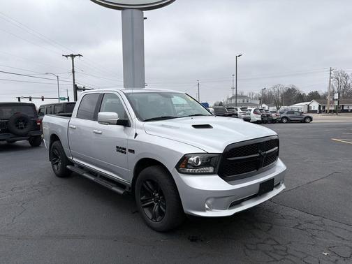 2017 RAM 1500 Night Crew Cab 4x4 5'7' Box