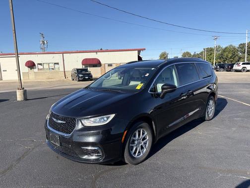 Brilliant Black Crystal Pearlcoat 2021 Chrysler Pacifica Touring L