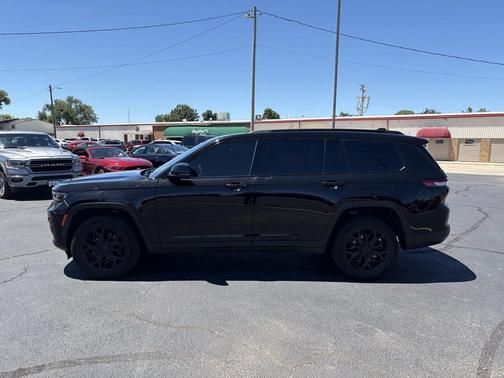 Diamond Black Crystal Pearlcoat 2025 Jeep Grand Cherokee L Altitude
