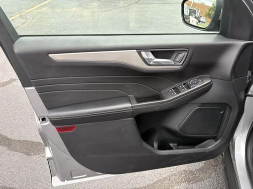 Iconic Silver Metallic 2021 Ford Escape SE