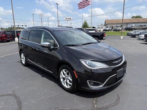 Brilliant Black Crystal Pearlcoat 2019 Chrysler Pacifica Limited