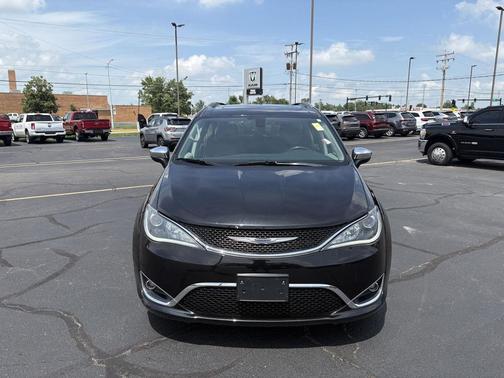 Brilliant Black Crystal Pearlcoat 2019 Chrysler Pacifica Limited