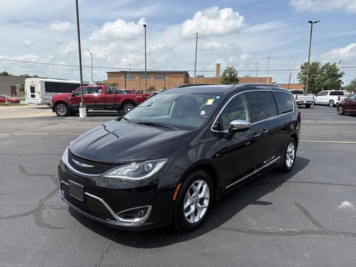 Brilliant Black Crystal Pearlcoat 2019 Chrysler Pacifica Limited