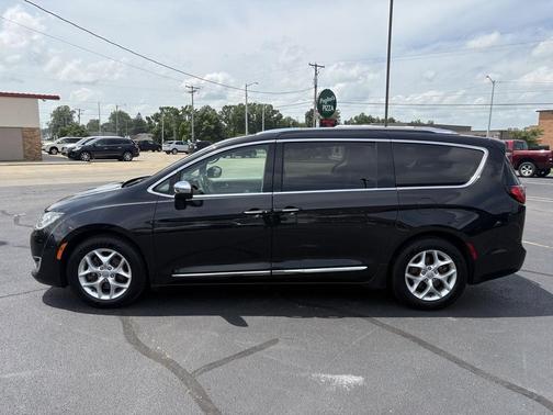 Brilliant Black Crystal Pearlcoat 2019 Chrysler Pacifica Limited