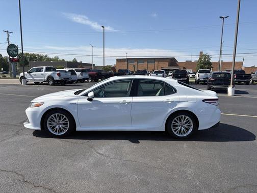 Super White 2020 Toyota Camry Hybrid XLE