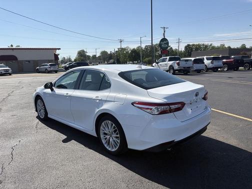 Super White 2020 Toyota Camry Hybrid XLE