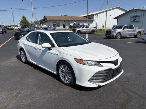 Super White 2020 Toyota Camry Hybrid XLE