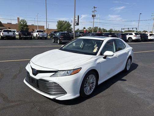 Super White 2020 Toyota Camry Hybrid XLE