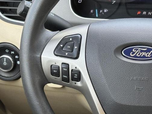 Ingot Silver Metallic 2014 Ford Taurus SE