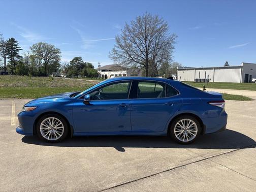 Blue Streak Metallic 2019 Toyota Camry XLE