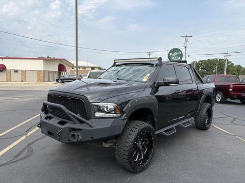 Brilliant Black Crystal Pearl 2018 RAM 1500 Sport