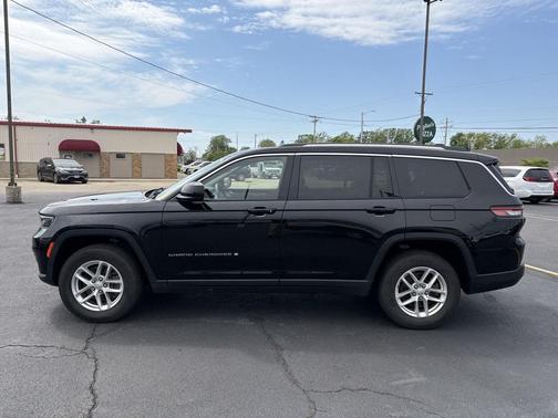 Diamond Black Crystal Pearlcoat 2022 Jeep Grand Cherokee L Laredo
