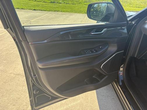 Diamond Black Crystal Pearlcoat 2022 Jeep Grand Cherokee L Laredo