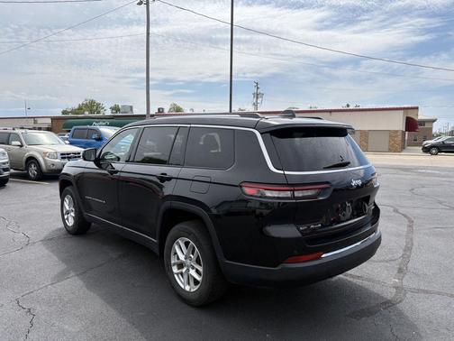 Diamond Black Crystal Pearlcoat 2022 Jeep Grand Cherokee L Laredo