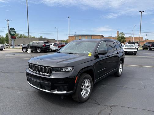 Diamond Black Crystal Pearlcoat 2022 Jeep Grand Cherokee L Laredo
