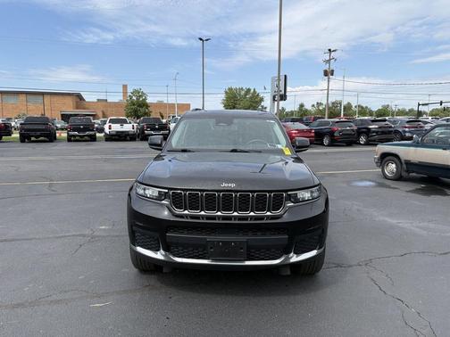 Diamond Black Crystal Pearlcoat 2022 Jeep Grand Cherokee L Laredo