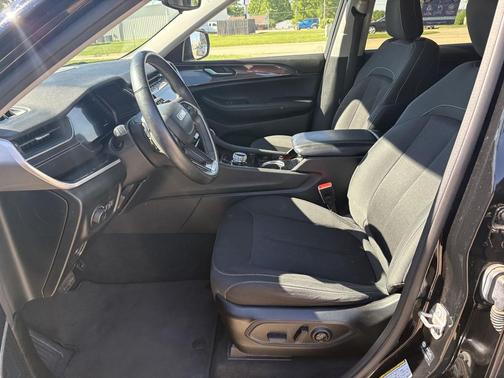 Diamond Black Crystal Pearlcoat 2022 Jeep Grand Cherokee L Laredo