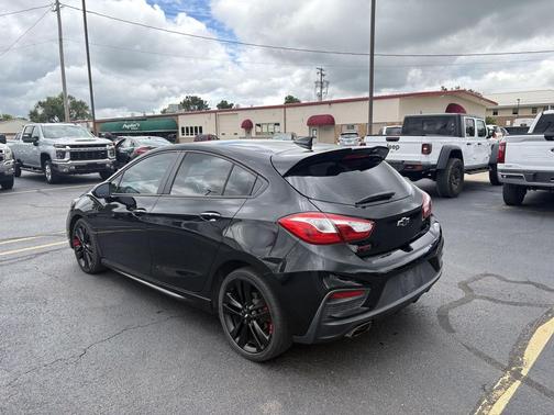 Black 2018 Chevrolet Cruze LT
