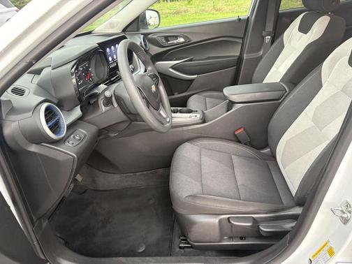 Summit White 2025 Chevrolet Trax LS