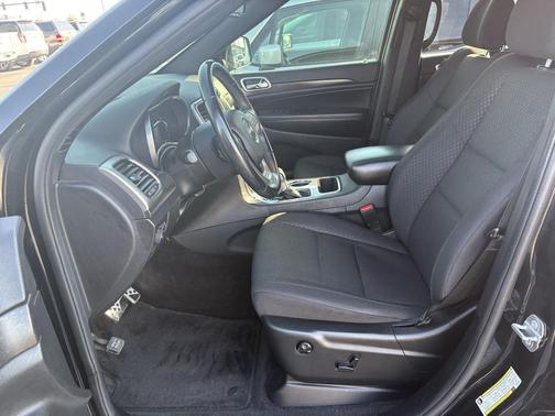 Diamond Black Crystal Pearlcoat 2018 Jeep Grand Cherokee Laredo E