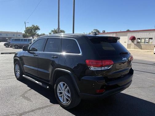 Diamond Black Crystal Pearlcoat 2018 Jeep Grand Cherokee Laredo E