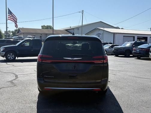 Diamond Black Crystal Pearlcoat 2024 Chrysler Pacifica Touring L