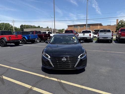 Super Black 2025 Nissan Altima SV FWD