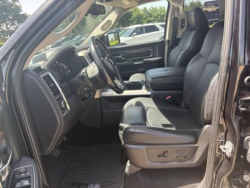 Brilliant Black Crystal Pearlcoat 2017 RAM 1500 Laramie