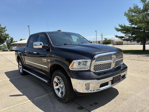 Brilliant Black Crystal Pearlcoat 2017 RAM 1500 Laramie