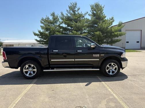 Brilliant Black Crystal Pearlcoat 2017 RAM 1500 Laramie