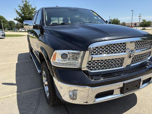 Brilliant Black Crystal Pearlcoat 2017 RAM 1500 Laramie