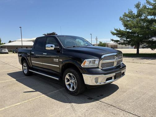 Brilliant Black Crystal Pearlcoat 2017 RAM 1500 Laramie