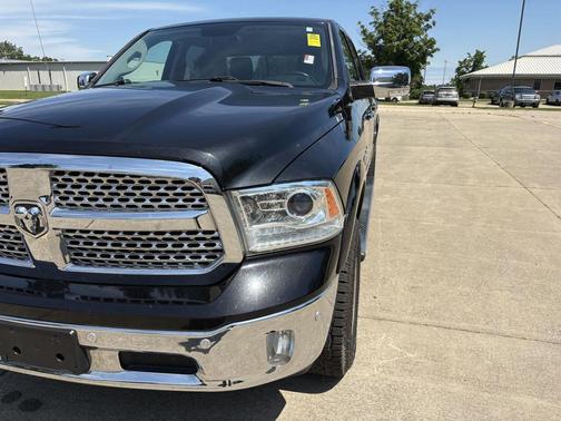 Brilliant Black Crystal Pearlcoat 2017 RAM 1500 Laramie