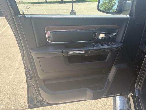 Brilliant Black Crystal Pearlcoat 2017 RAM 1500 Laramie