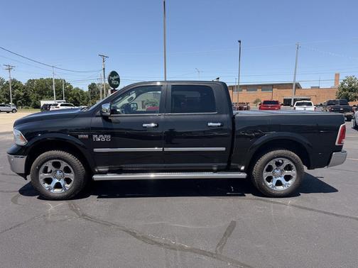 Brilliant Black Crystal Pearlcoat 2017 RAM 1500 Laramie