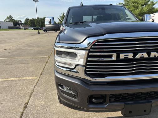 Diamond Black Crystal Pearlcoat 2024 RAM 2500 Laramie Crew Cab 4x4 6'4' Box